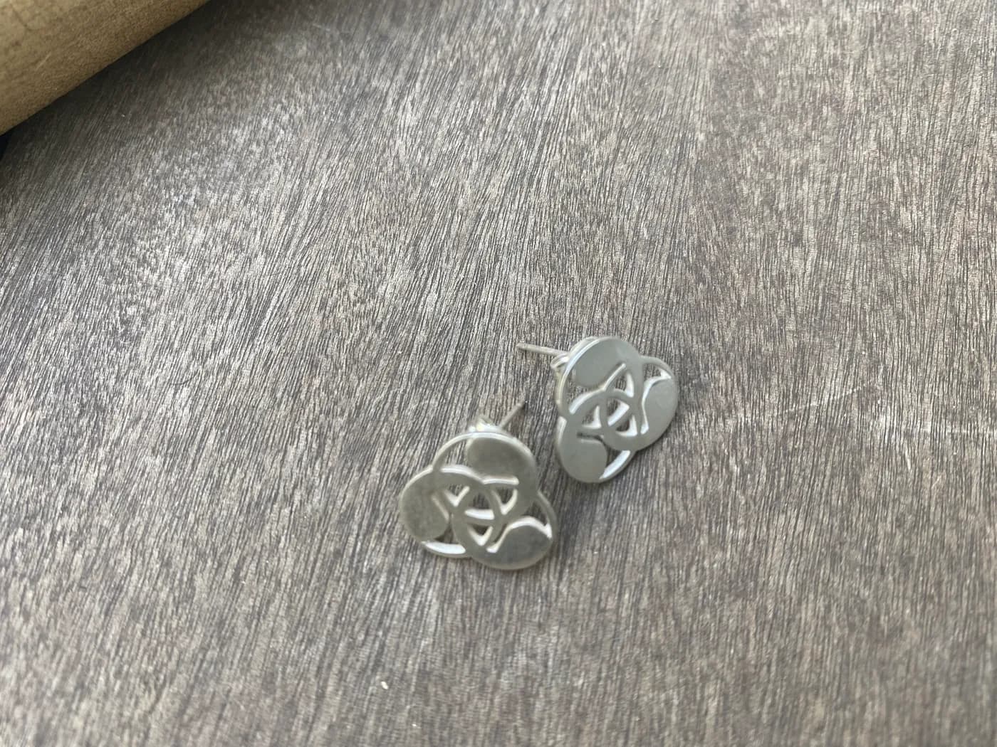 עגילי טומואה צמודים — תמונה 2