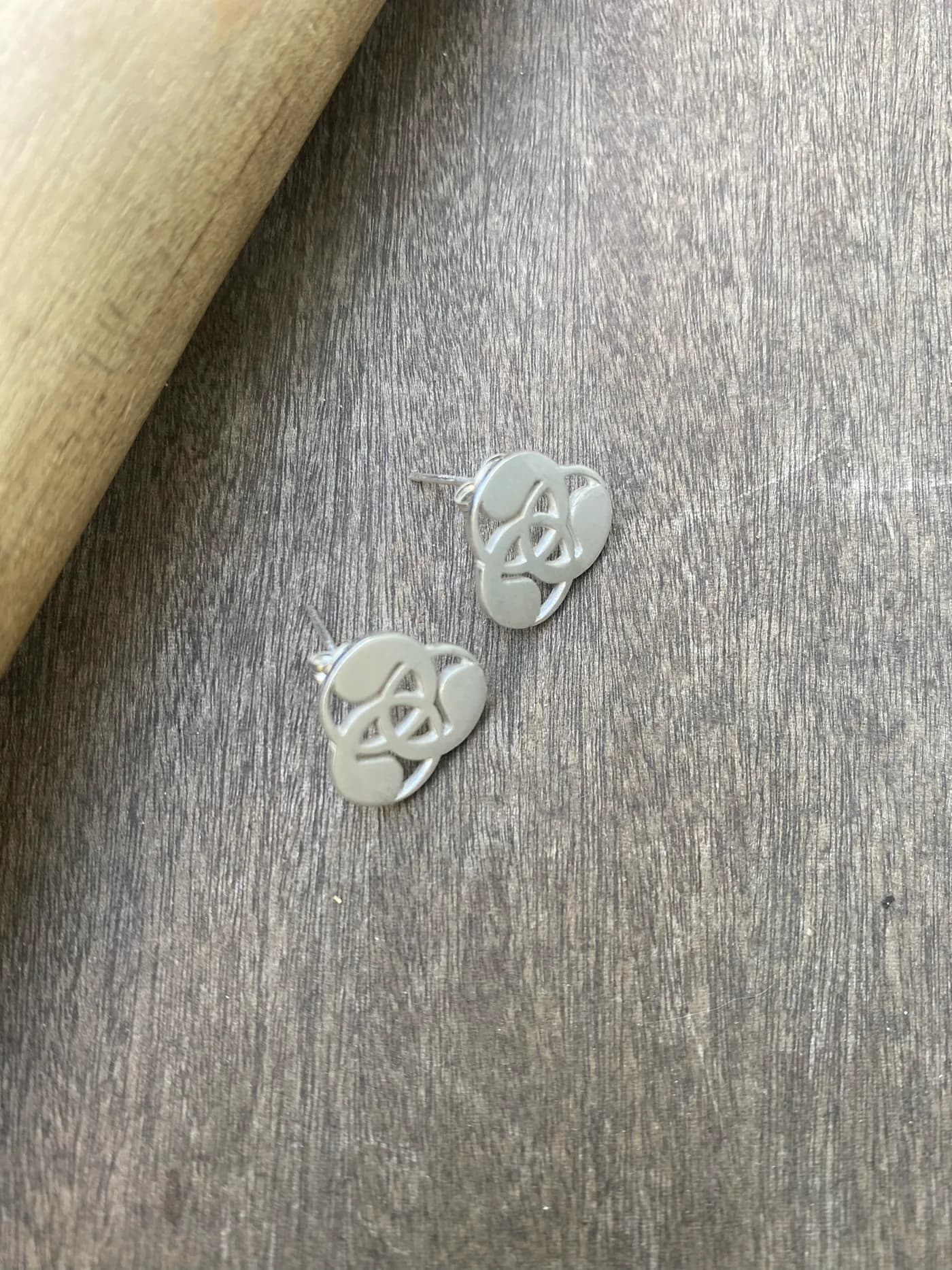 עגילי טומואה צמודים — תמונה 3