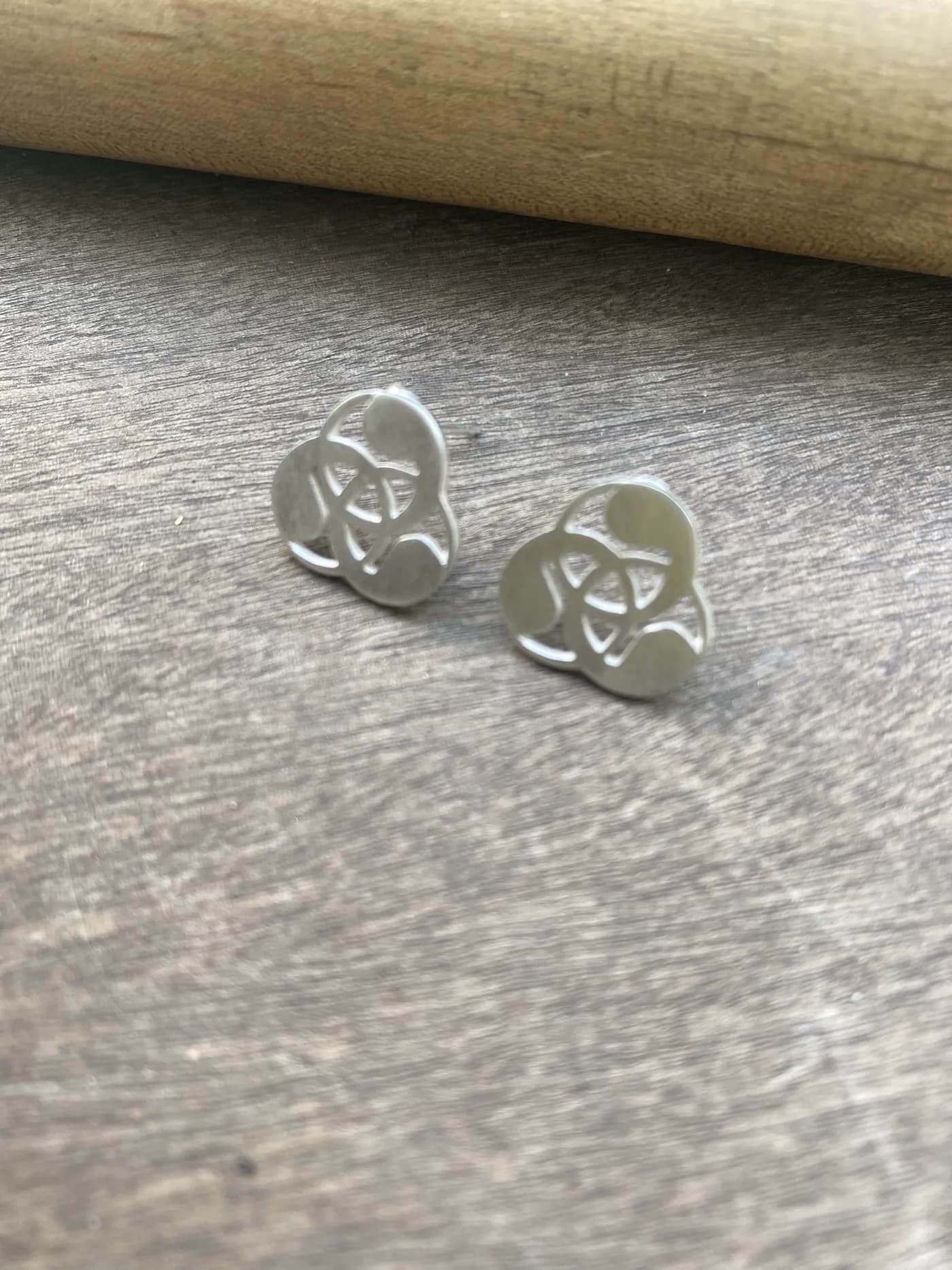 עגילי טומואה צמודים — תמונה 4
